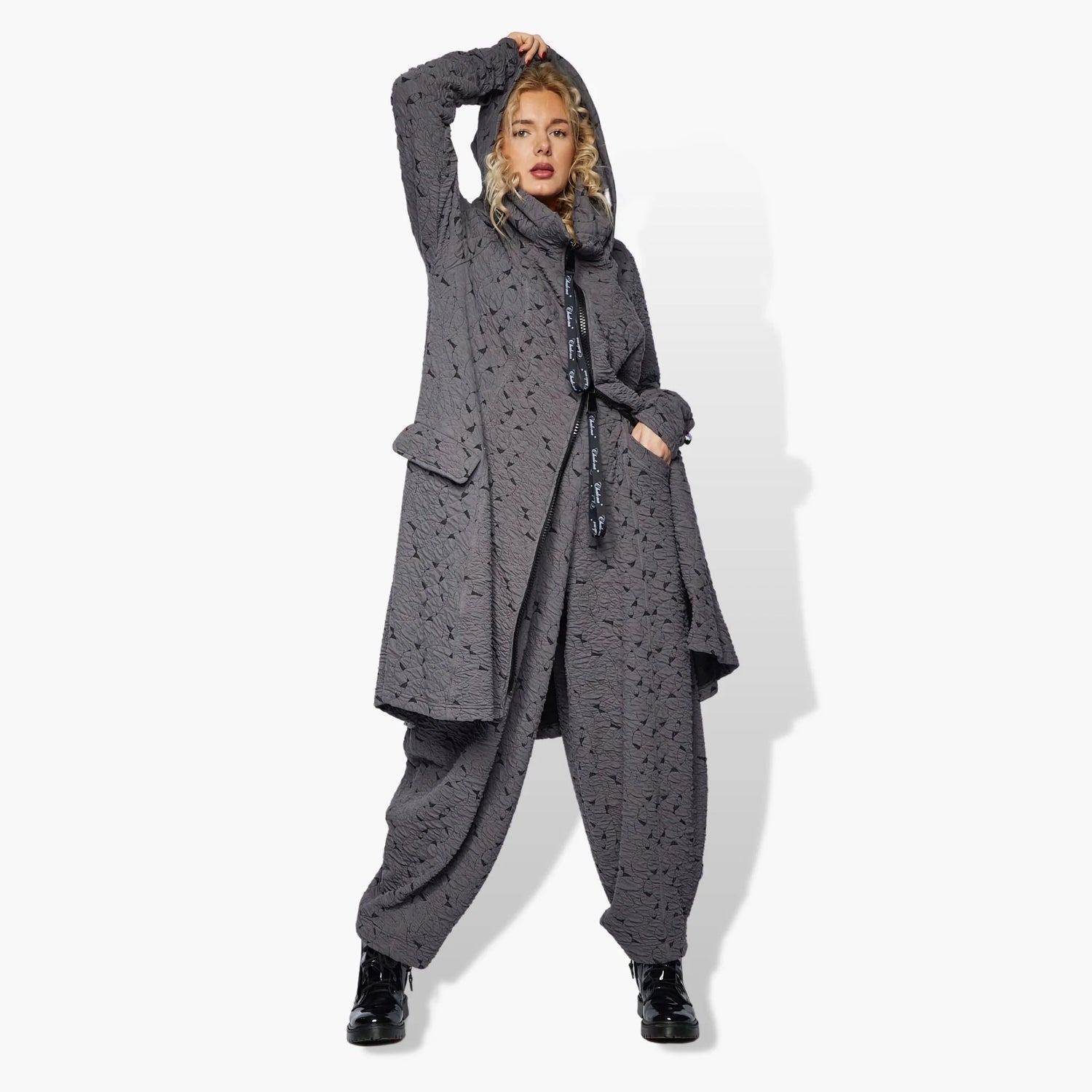 Eine Frau präsentiert ein modisches Lagenlook-Outfit von Chalona