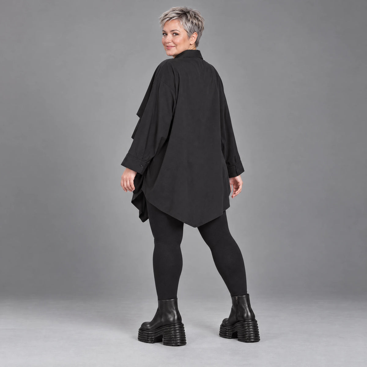 Schwarzes Popeline Zipfelshirt mit Kragen und 3/4-Arm vorne kurz hinten lang Plissee
