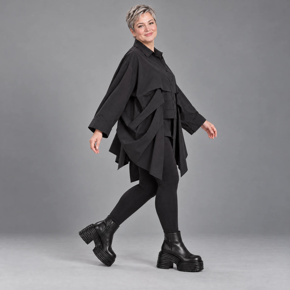 Schwarzes Popeline Zipfelshirt mit Kragen und 3/4-Arm vorne kurz hinten lang Plissee