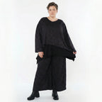 Marlenehose in Schwarz mit violettgrauen Kringeln weich warm stretchig mit weitem Bein