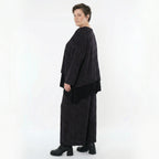 Marlenehose in Schwarz mit violettgrauen Kringeln weich warm stretchig mit weitem Bein