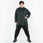 Asymmetrisches Rollkragenshirt mit langen Ärmeln in schwarz petrolgrünem Kringelmuster