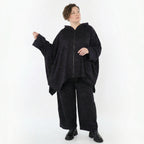 Jacquardjacke in schwarz violett grau mit Kringelmuster Kapuze und Klappentaschen