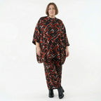 Jacquardjacke in Schwarz Rot Weiss mit Stehkragen boxigem Schnitt und Seitennahttaschen