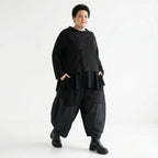 Schwarze Feinstrickjacke aus weichem Viskosemix mit Rundhals und Knopfleiste seitlich