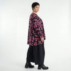 Oversize Shirt in Fuchsiaschwarz mit Pinselstrichmuster A-Form V-Ausschnitt Langarm weich