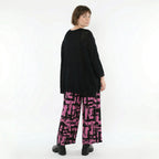 Ballonhose aus stretchigem Jersey mit fuchsiaschwarzem Pinselstrich und Ziertaschen