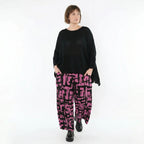 Ballonhose aus stretchigem Jersey mit fuchsiaschwarzem Pinselstrich und Ziertaschen