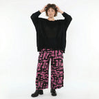 Ballonhose aus stretchigem Jersey mit fuchsiaschwarzem Pinselstrich und Ziertaschen