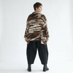 Bluse in A-Form mit schwarzbraunweißem Reptilprint aus Slinkymaterial Kragen Taschen