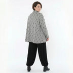 Feinstrickshirt in hellgrau schwarzweiß mit Rollkragen Vichystreifen und Glockenform