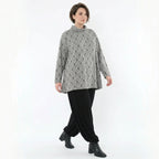 Feinstrickshirt in hellgrau schwarzweiß mit Rollkragen Vichystreifen und Glockenform