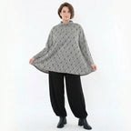 Feinstrickshirt in hellgrau schwarzweiß mit Rollkragen Vichystreifen und Glockenform