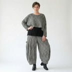 Ballonhose aus Feinstrick in grau schwarz weiß mit Vichystreifen weitem Bein und Taschen
