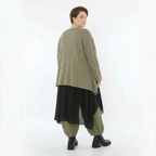 Olivfarbene Feinstrickjacke in A-Form mit Ajourmuster Rundhals Langarm und Taschen