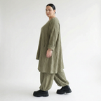 Ballonhose aus olivem Feinstrick mit Streifen Wellenmuster und weichem Stretchkomfort