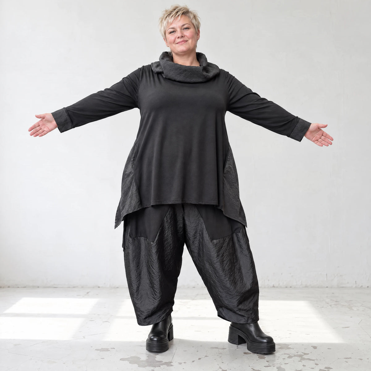 Langarmshirt in A-Form aus Jersey mit Taftdetails Zipfelsaum und seitlichen Schlitzen