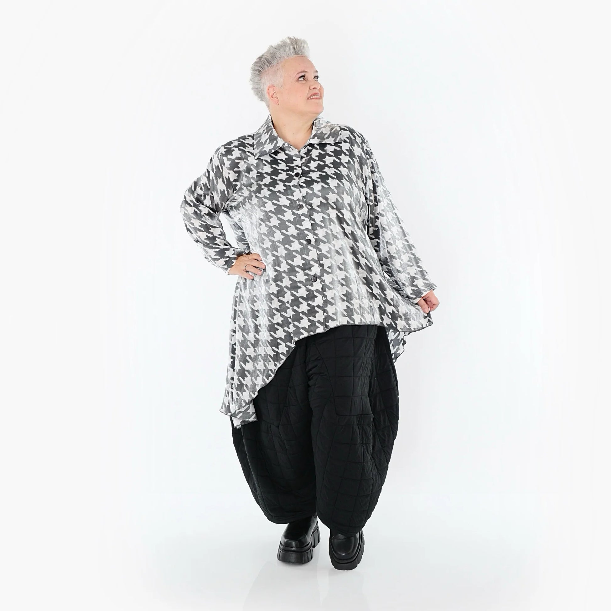  AKH Premium Bluse in Vokuhila-Form, aus Viskose, P107149, Weiß/Grau, Hahnentritt, Schick