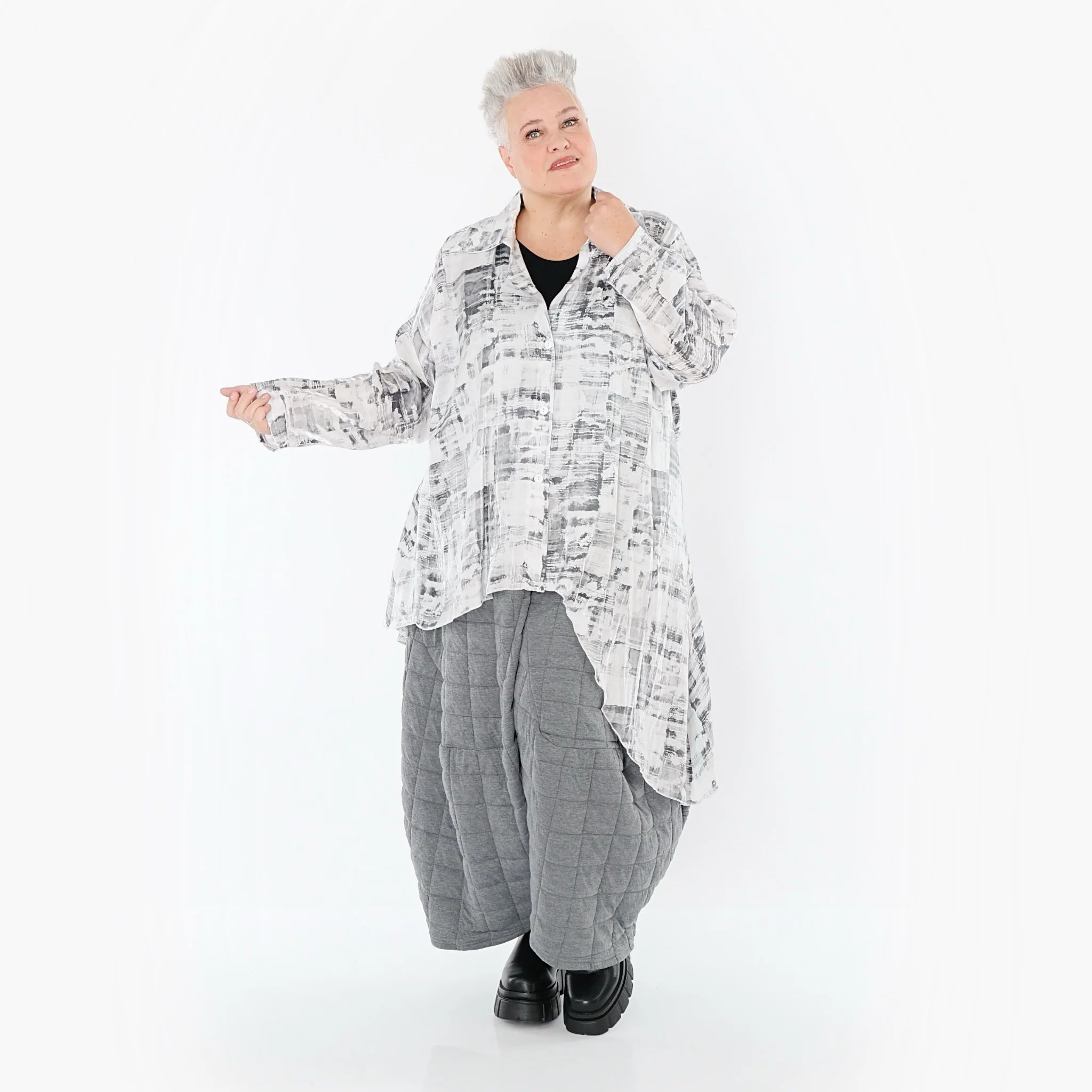  AKH Premium Bluse in Vokuhila-Form, aus Viskose, P107149, Weiß/Grau, Grafik, Ausgefallen