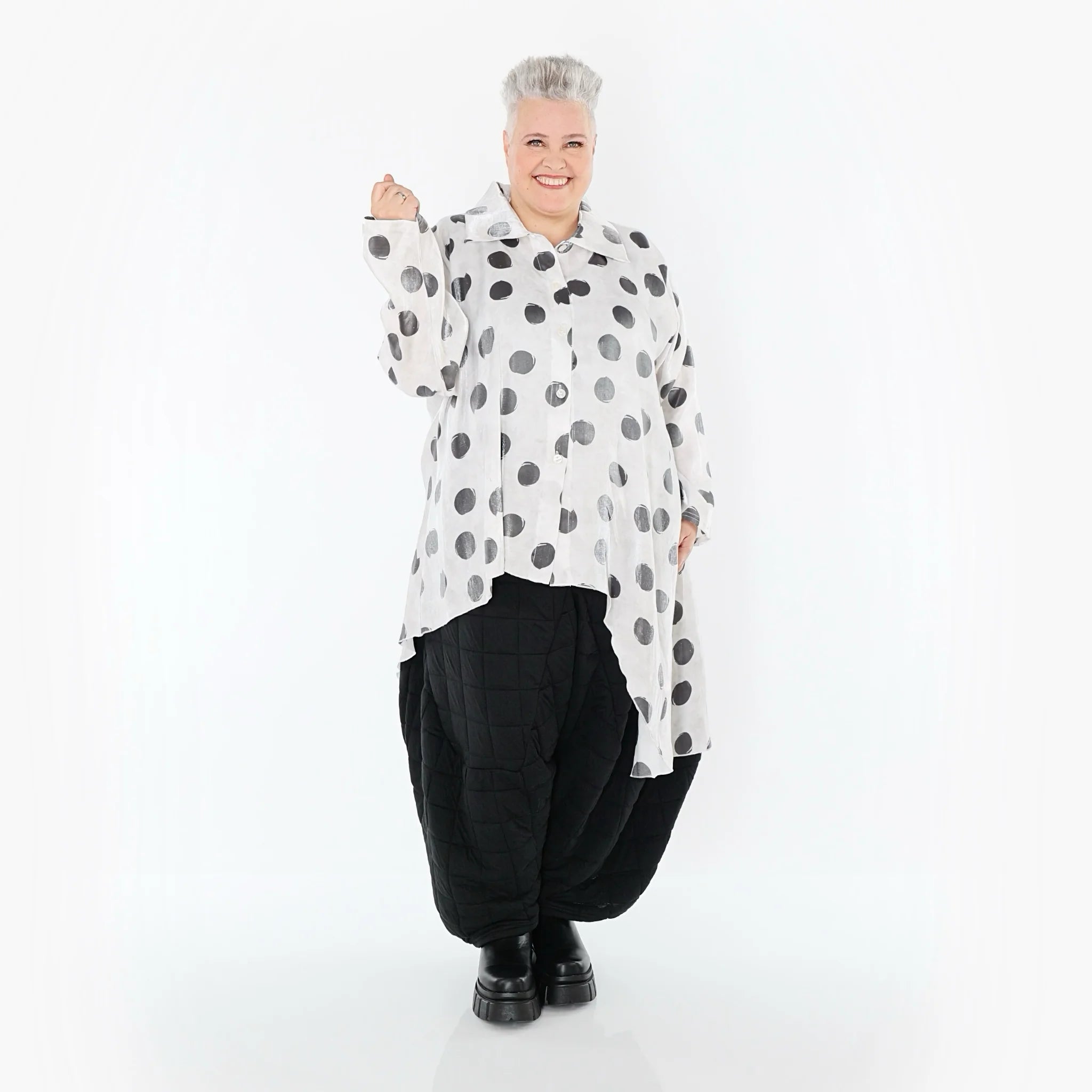  AKH Premium Bluse in Vokuhila-Form, aus Viskose, P1026.7149, Weiß/Grau, Punkte, Schick