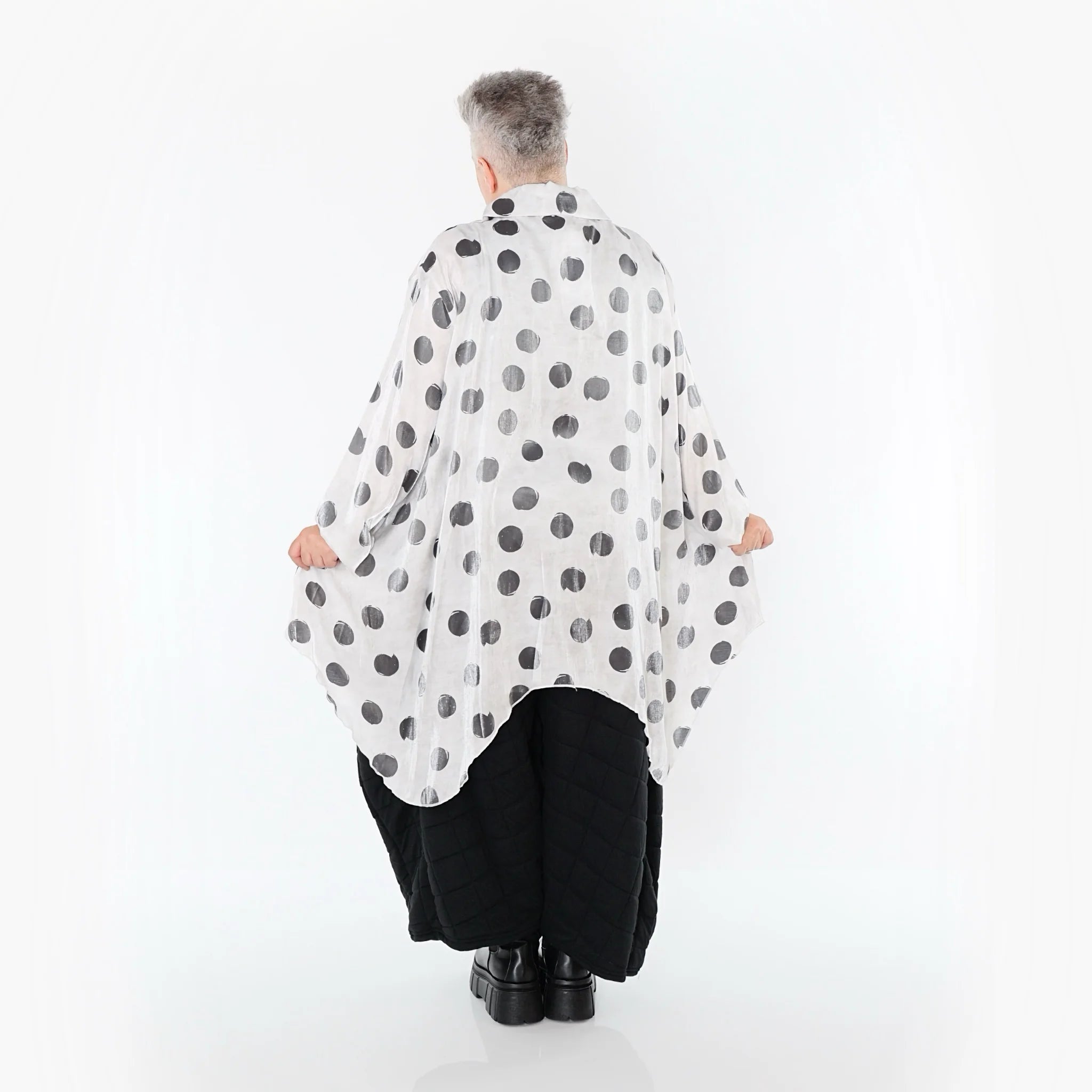  Zipfel Bluse von AKH Premium aus Viskose, P1026.7150, Weiß/Grau, Punkte, Ausgefallen