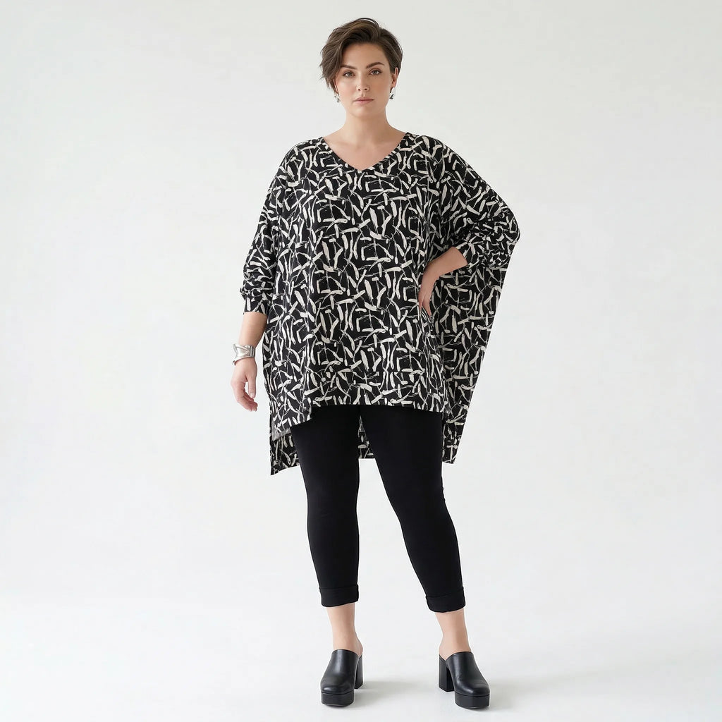Ausgefallenes Oversize Lagenlook Shirt mit Faltennaht aus stretchigem Material, Schwarz/Weiß