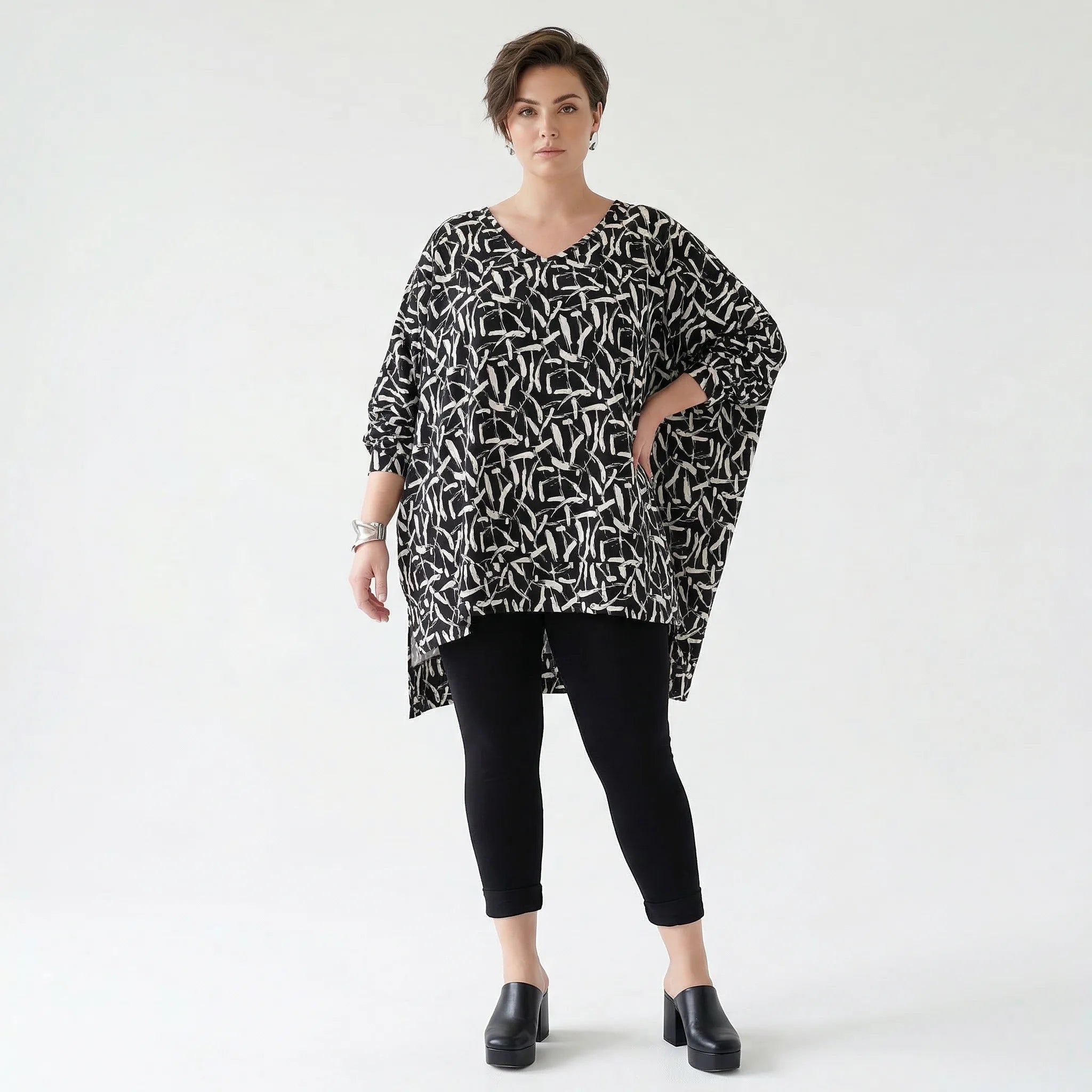 Ausgefallenes Oversize Lagenlook Shirt mit Faltennaht aus stretchigem Material, Schwarz/Weiß
