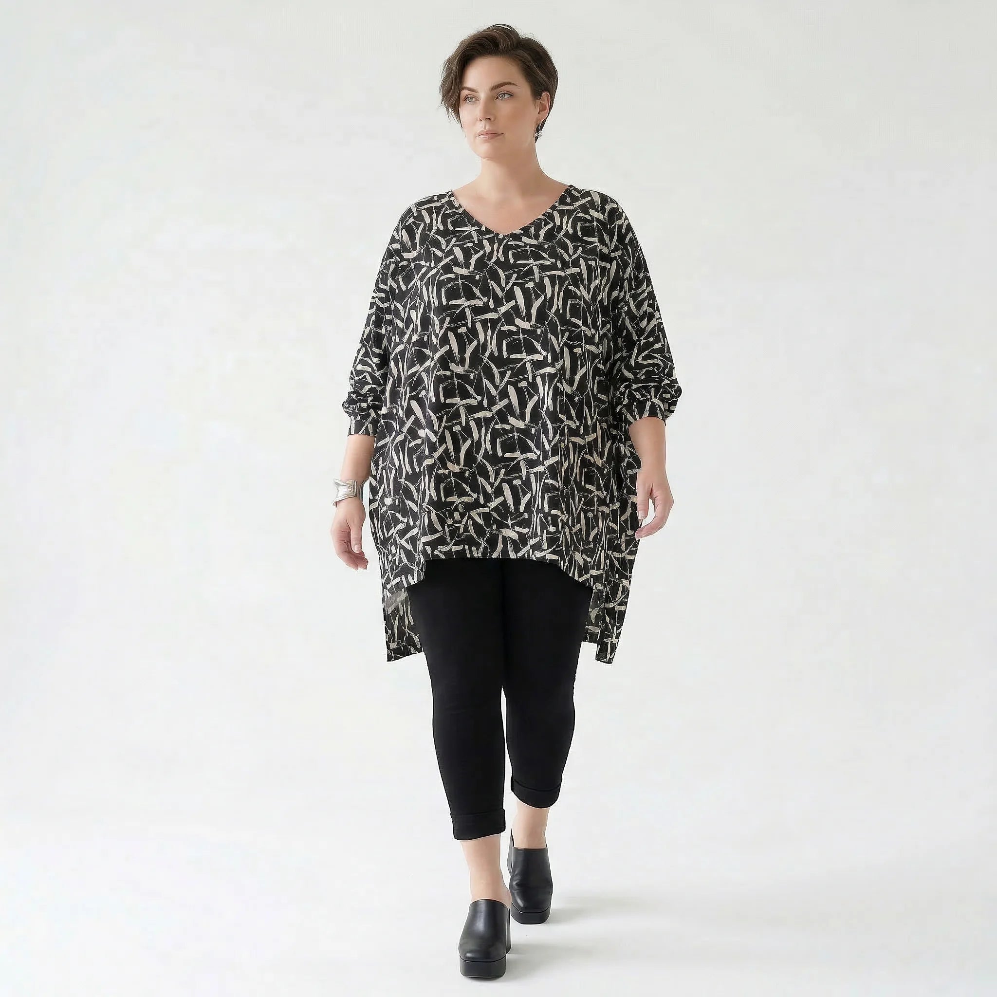Ausgefallenes Oversize Lagenlook Shirt mit Faltennaht aus stretchigem Material, Schwarz/Weiß