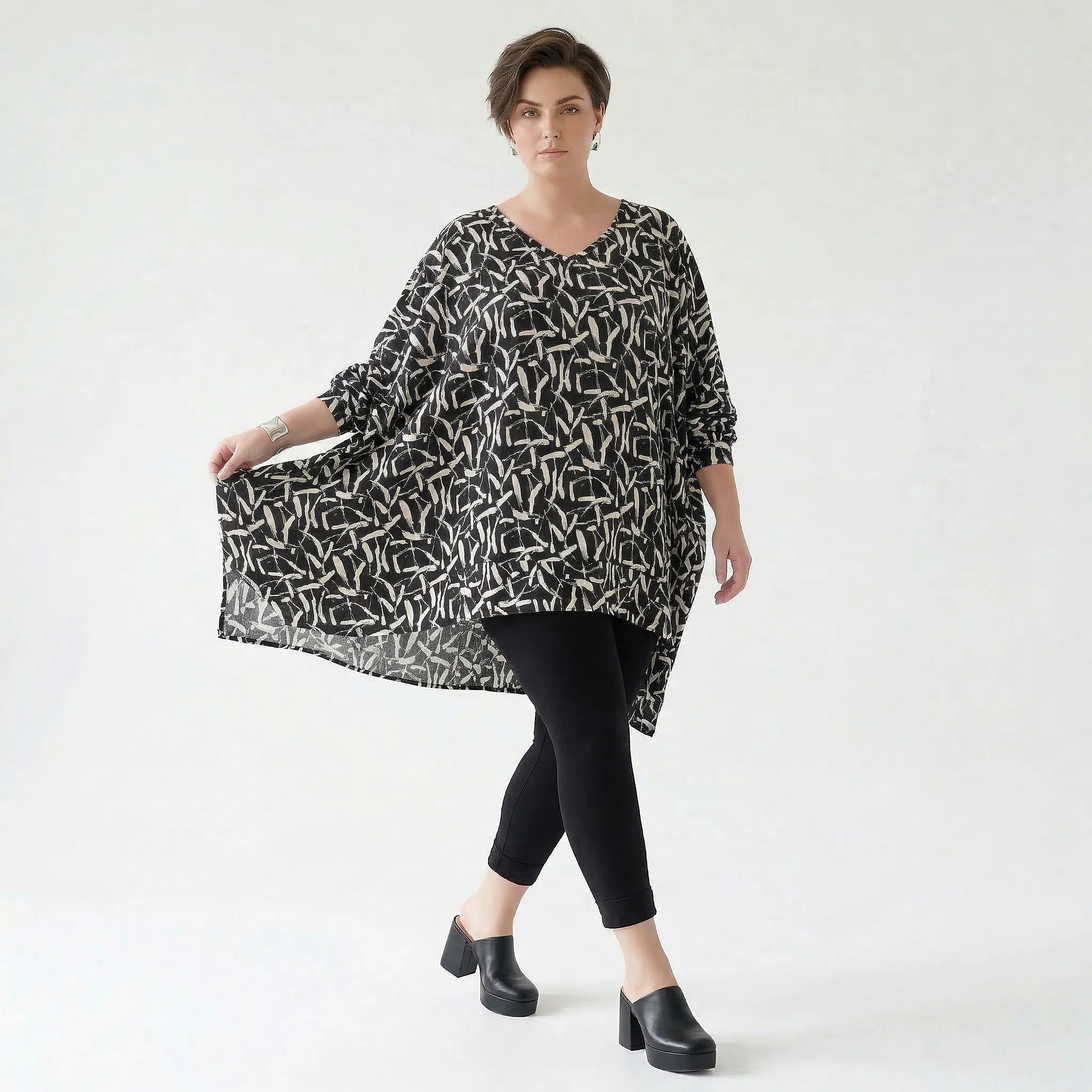 Ausgefallenes Oversize Lagenlook Shirt mit Faltennaht aus stretchigem Material, Schwarz/Weiß