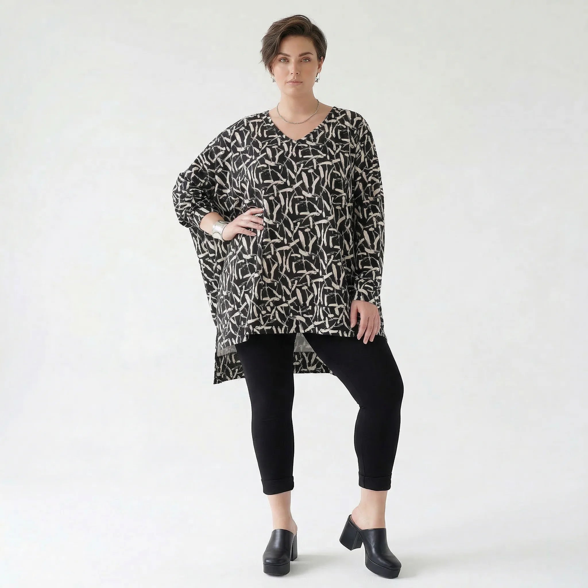 Ausgefallenes Oversize Lagenlook Shirt mit Faltennaht aus stretchigem Material, Schwarz/Weiß