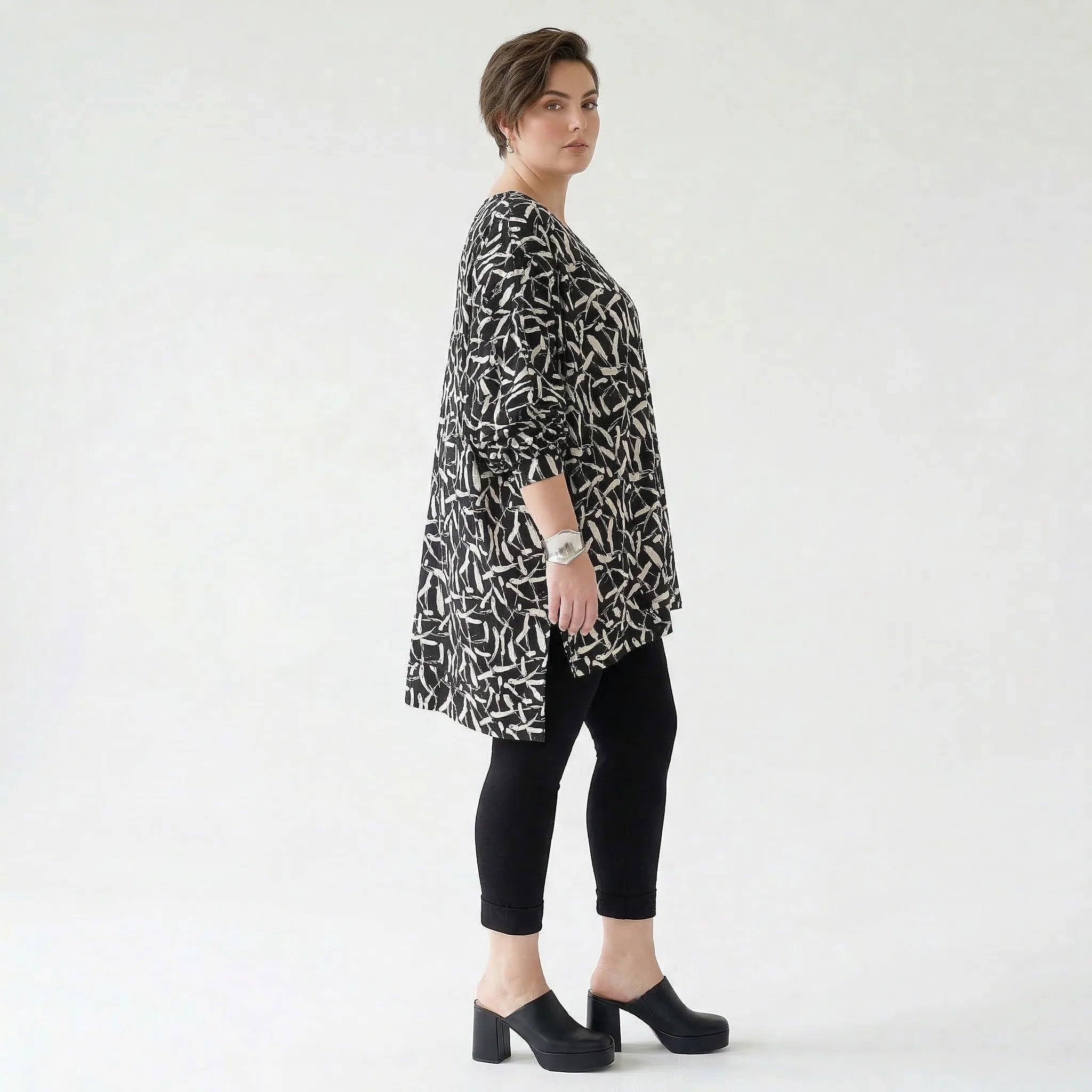 Ausgefallenes Oversize Lagenlook Shirt mit Faltennaht aus stretchigem Material, Schwarz/Weiß