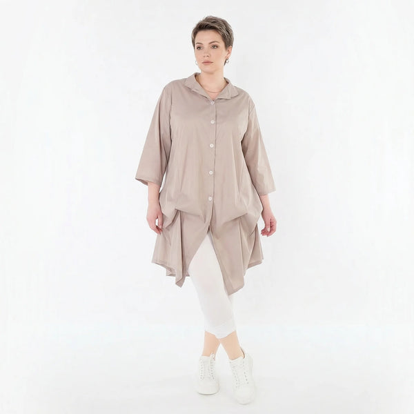 Luftige Glocken-Bluse im legeren Lagenlook mit feinem Stehkragen und anpassbarer Raffung, Beige