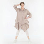Luftige Glocken-Bluse im legeren Lagenlook mit feinem Stehkragen und anpassbarer Raffung, Beige