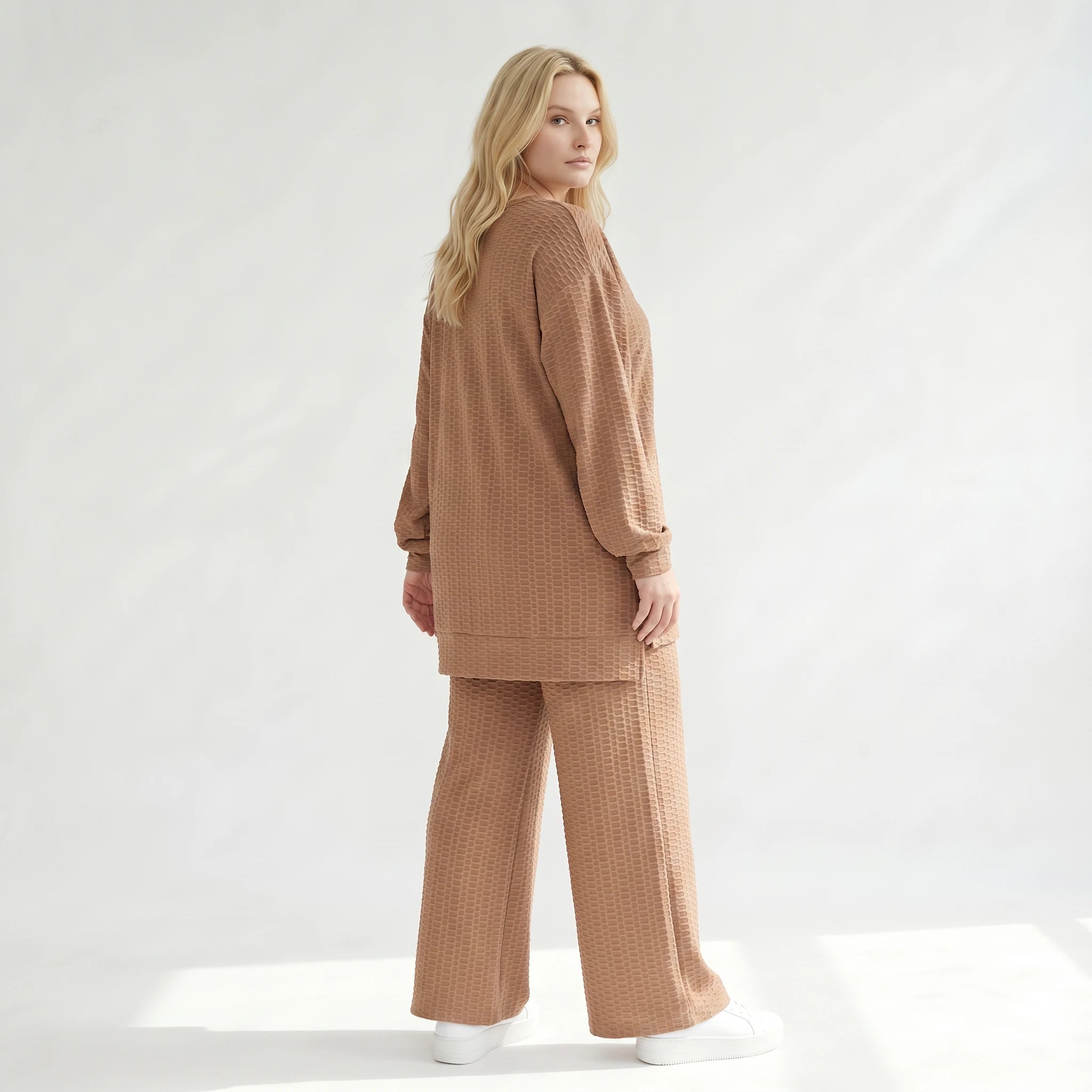 Legeres Oversize Shirt mit fließendem Stretch Jacquard, ausgefallenem Waffelmuster und Zierknöpfen, Cognac