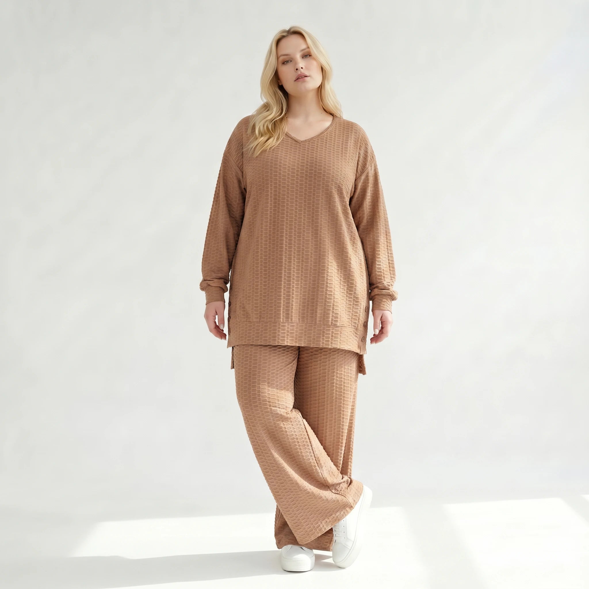 Legeres Oversize Shirt mit fließendem Stretch Jacquard, ausgefallenem Waffelmuster und Zierknöpfen, Cognac