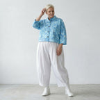 Luftige Popeline Jacke im kastigen Oversize Lagenlook mit Stehkragen und Batikmuster, Aquablau