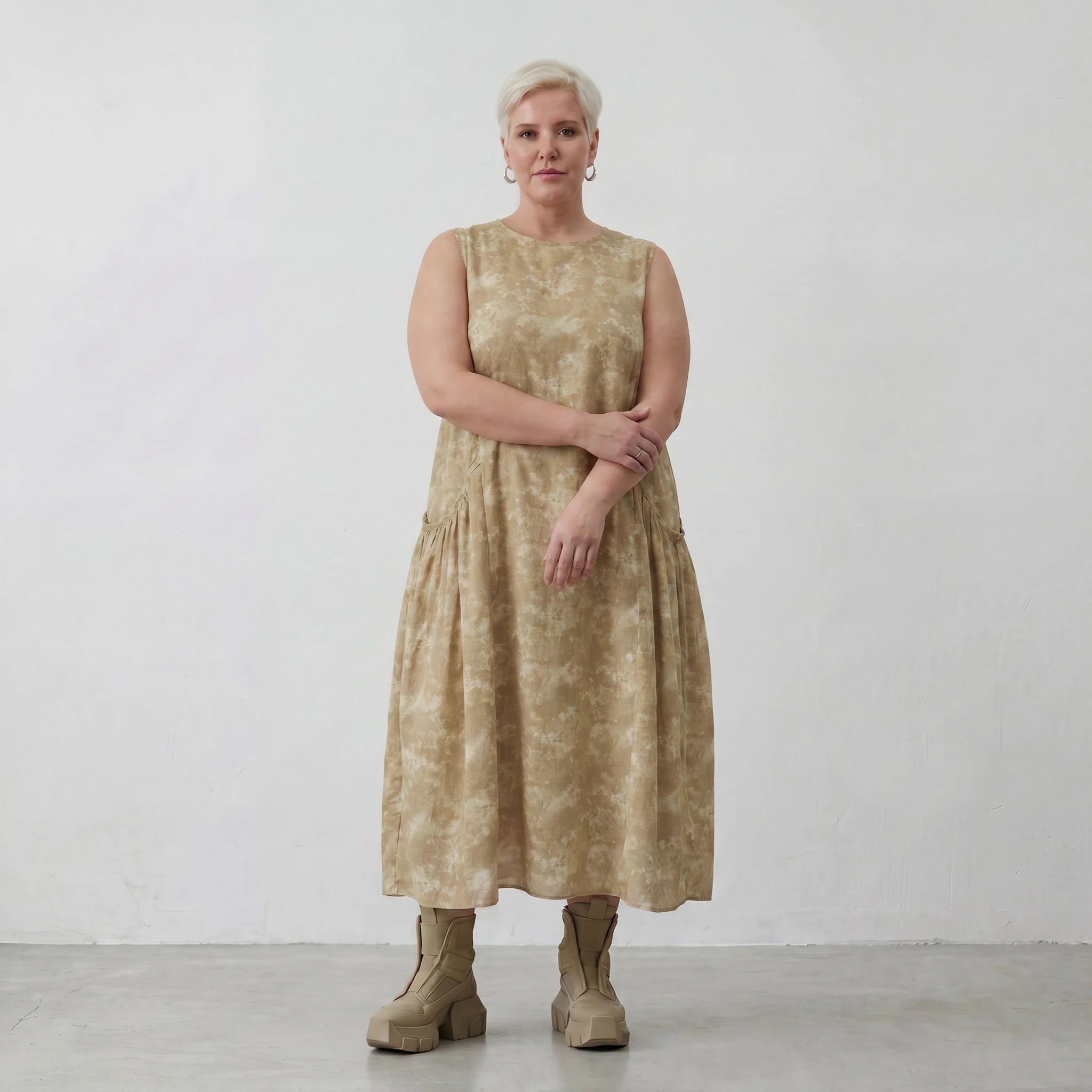 Stilvolles Ballonkleid aus feiner Baumwollpopeline im ausgefallenen Lagenlook mit Taschen, Camel