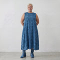 Zeitloses Ballonkleid aus luftiger Baumwollpopeline im ausgefallenen Lagenlook mit Batikprint, Petrol