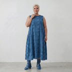 Zeitloses Ballonkleid aus luftiger Baumwollpopeline im ausgefallenen Lagenlook mit Batikprint, Petrol