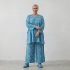 Luftiges Oversize Shirt aus leichter Baumwoll Popeline im ausgefallenen Lagenlook mit Batikmuster, Aquablau