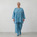 Luftiges Oversize Shirt aus leichter Baumwoll Popeline im ausgefallenen Lagenlook mit Batikmuster, Aquablau