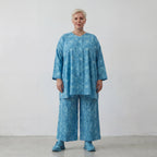 Luftiges Oversize Shirt aus leichter Baumwoll Popeline im ausgefallenen Lagenlook mit Batikmuster, Aquablau