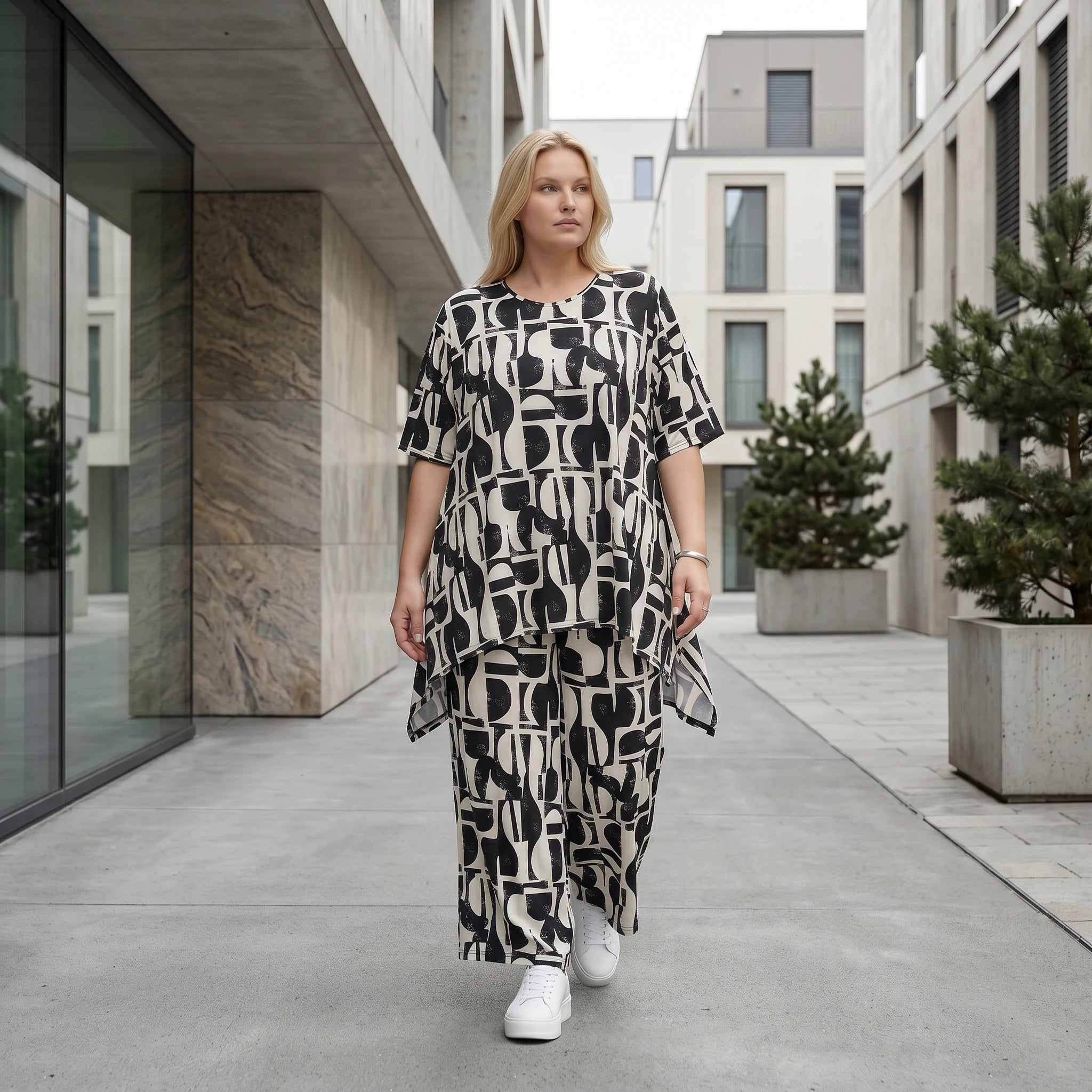 Zeitlose Palazzo Hose im ausgefallenen Lagenlook mit weich fließendem Stretch und abstraktem Muster, Schwarz/Weiß