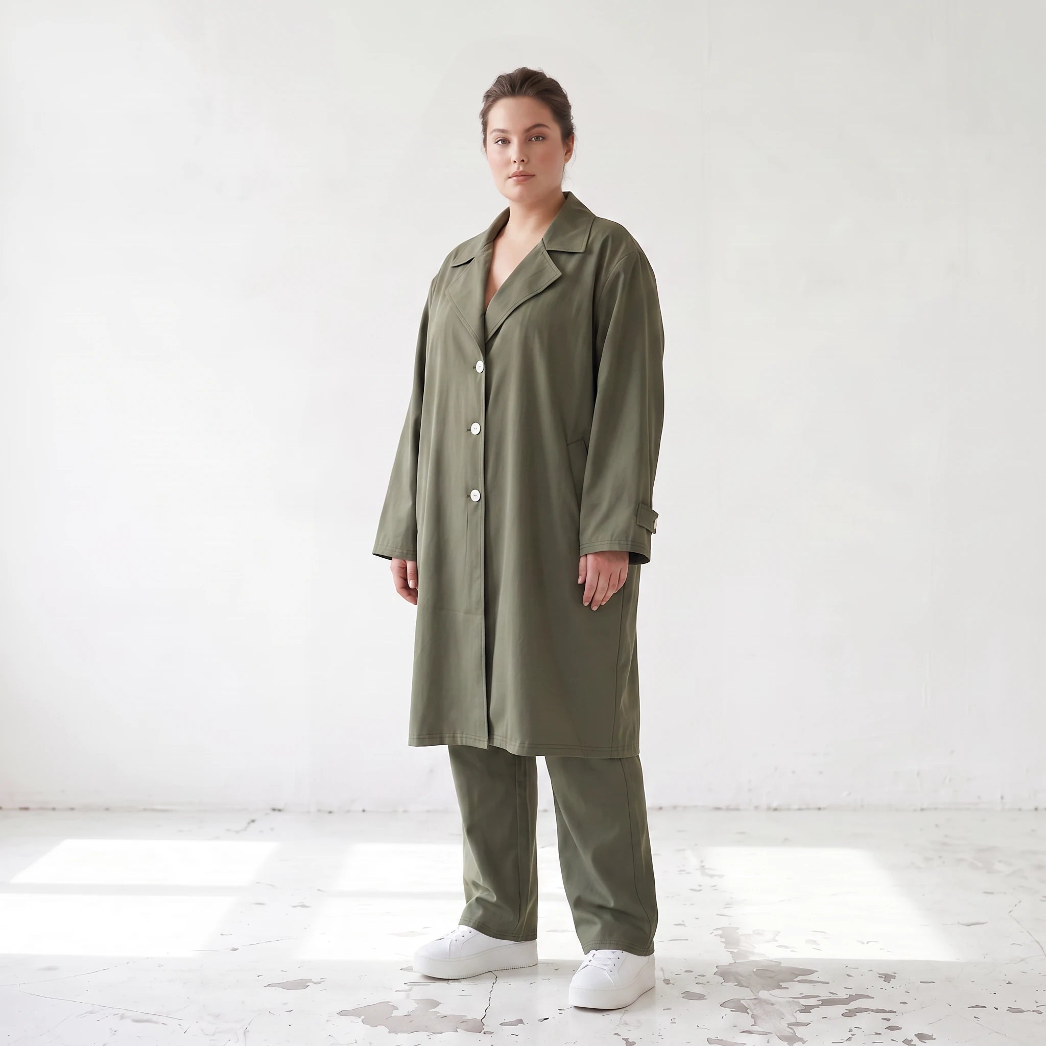 Fliessender Khaki Mantel im legeren Lagenlook mit Oversize Form zeitlos chic soft modern