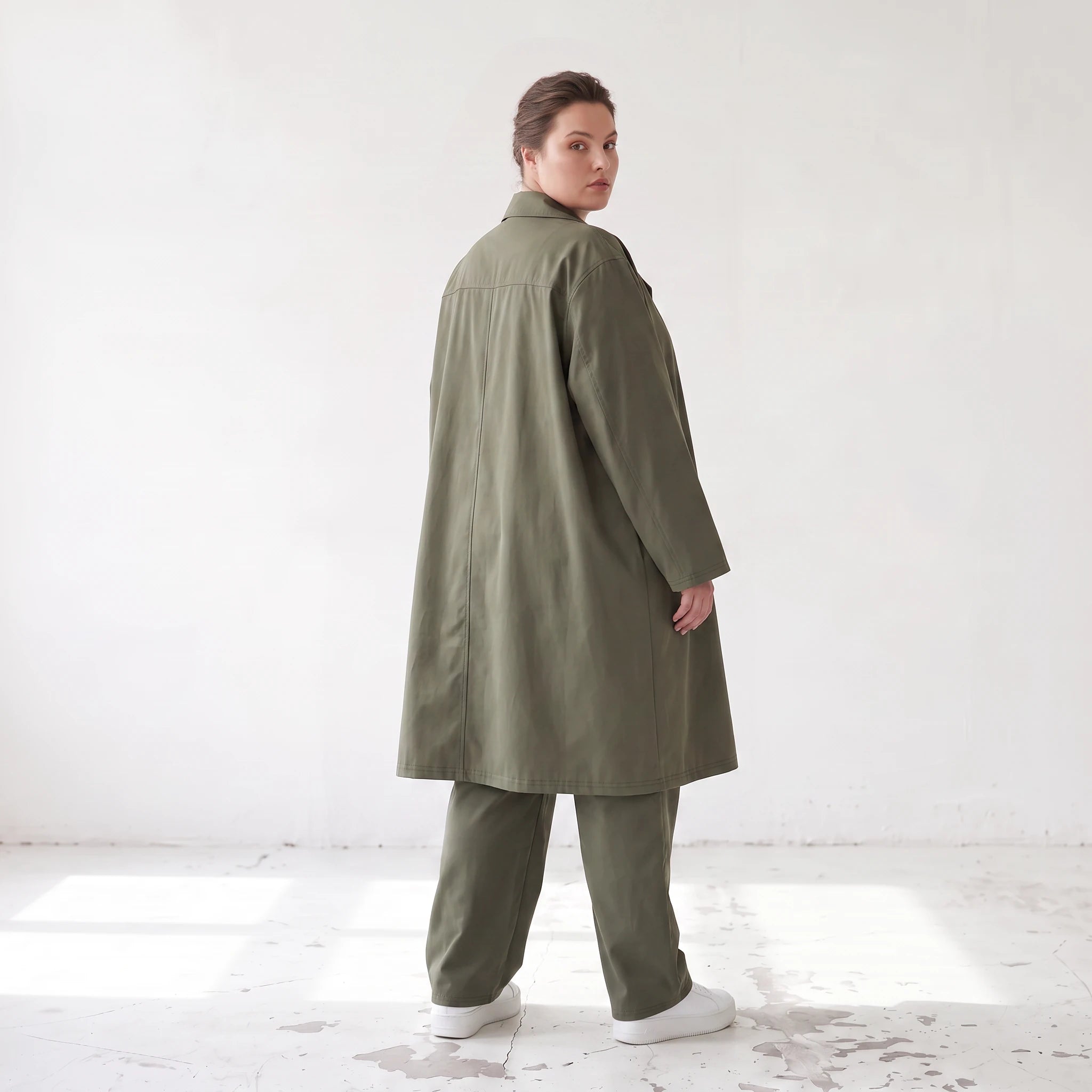 Fliessender Khaki Mantel im legeren Lagenlook mit Oversize Form zeitlos chic soft modern