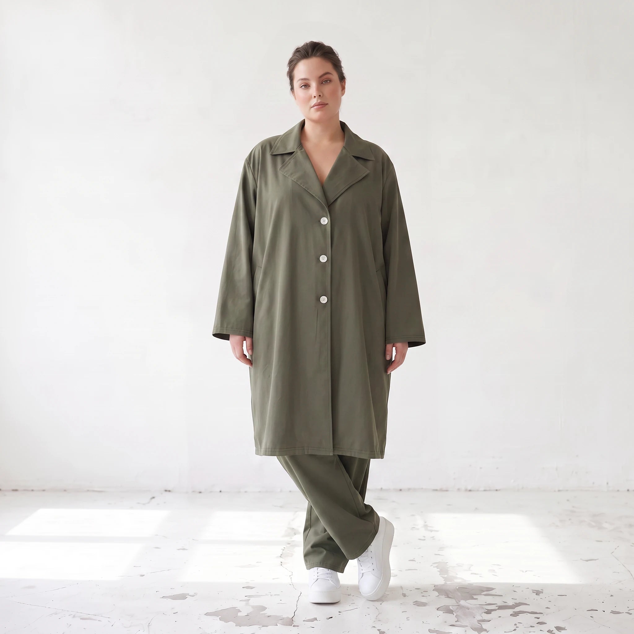 Fliessender Khaki Mantel im legeren Lagenlook mit Oversize Form zeitlos chic soft modern
