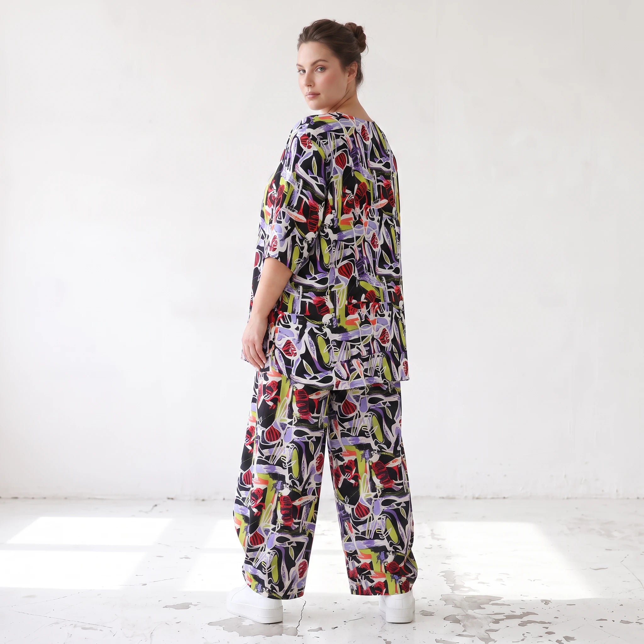 Kurzarmshirt aus fließender Viskose in zartem Lila mit femininem Stufenschnitt im Sommer