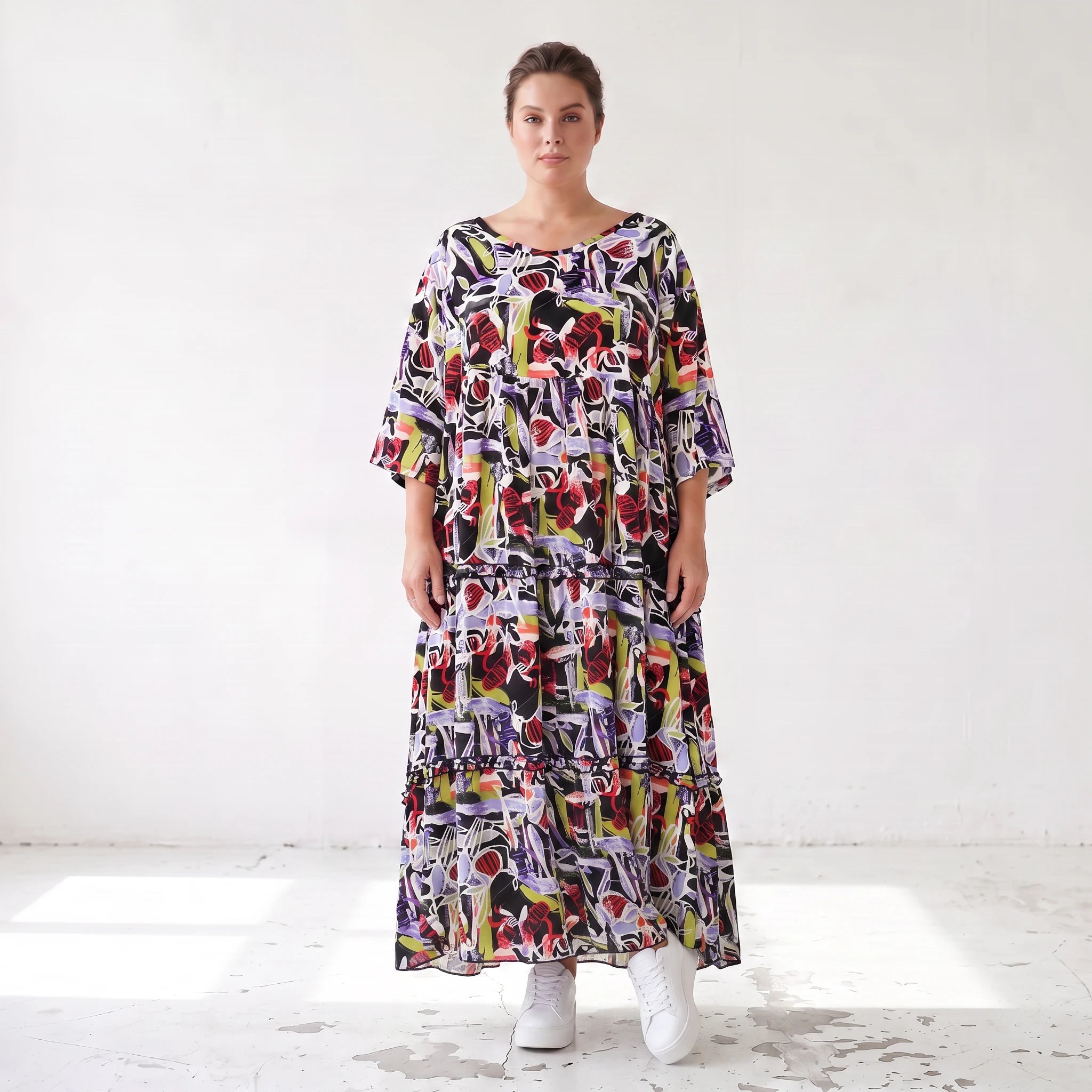 Fließendes Sommerkleid in Schwarz aus zartem Viskose Popeline mit gerüschtem Stufenvolant