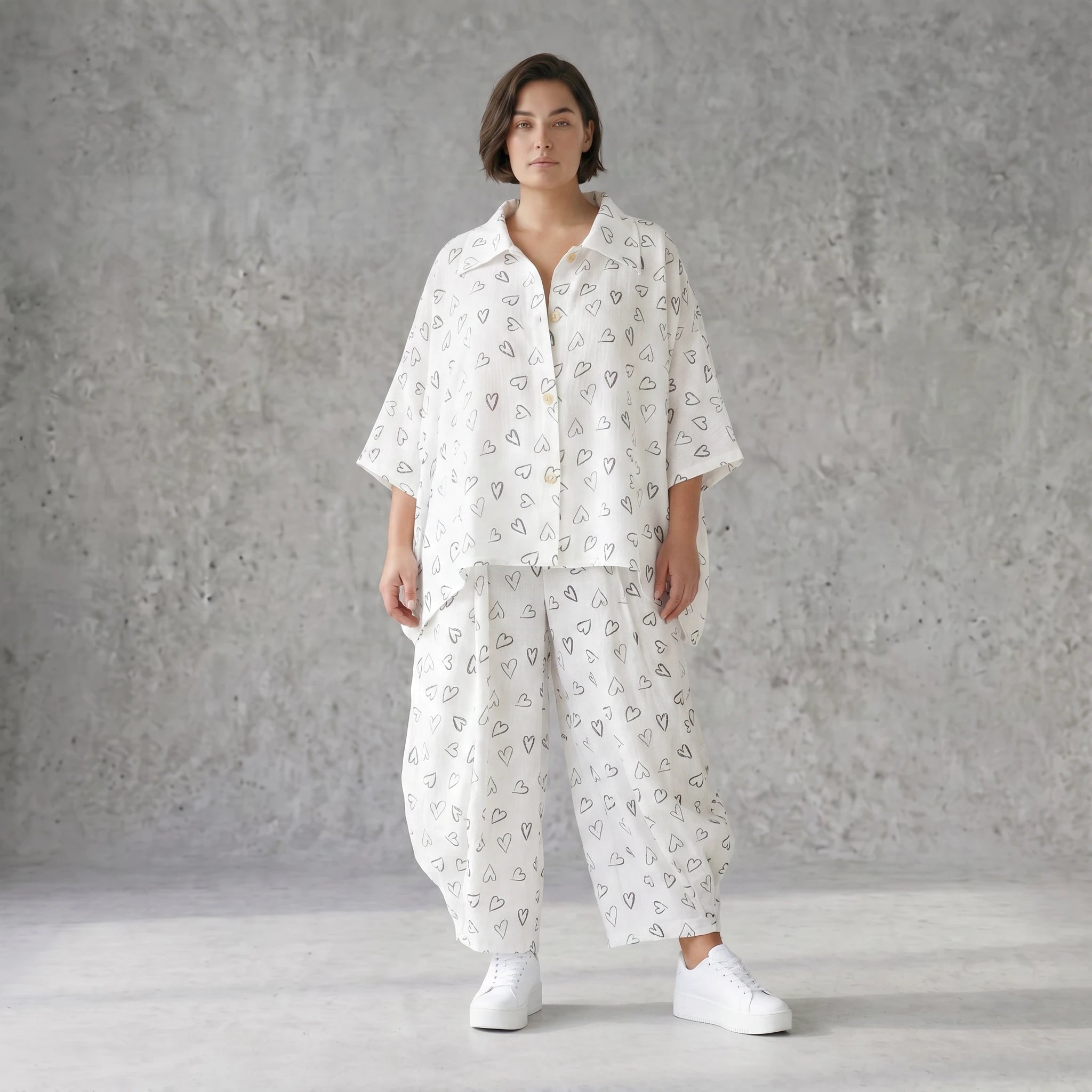 Luftige Mousseline Bluse in Weiß/Schwarz mit klassischem Hemdkragen und Knopfverschluss