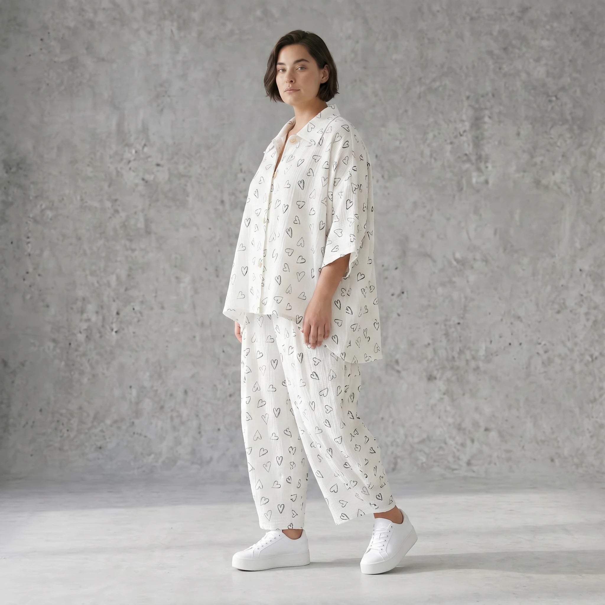 Luftige Mousseline Bluse in Weiß/Schwarz mit klassischem Hemdkragen und Knopfverschluss